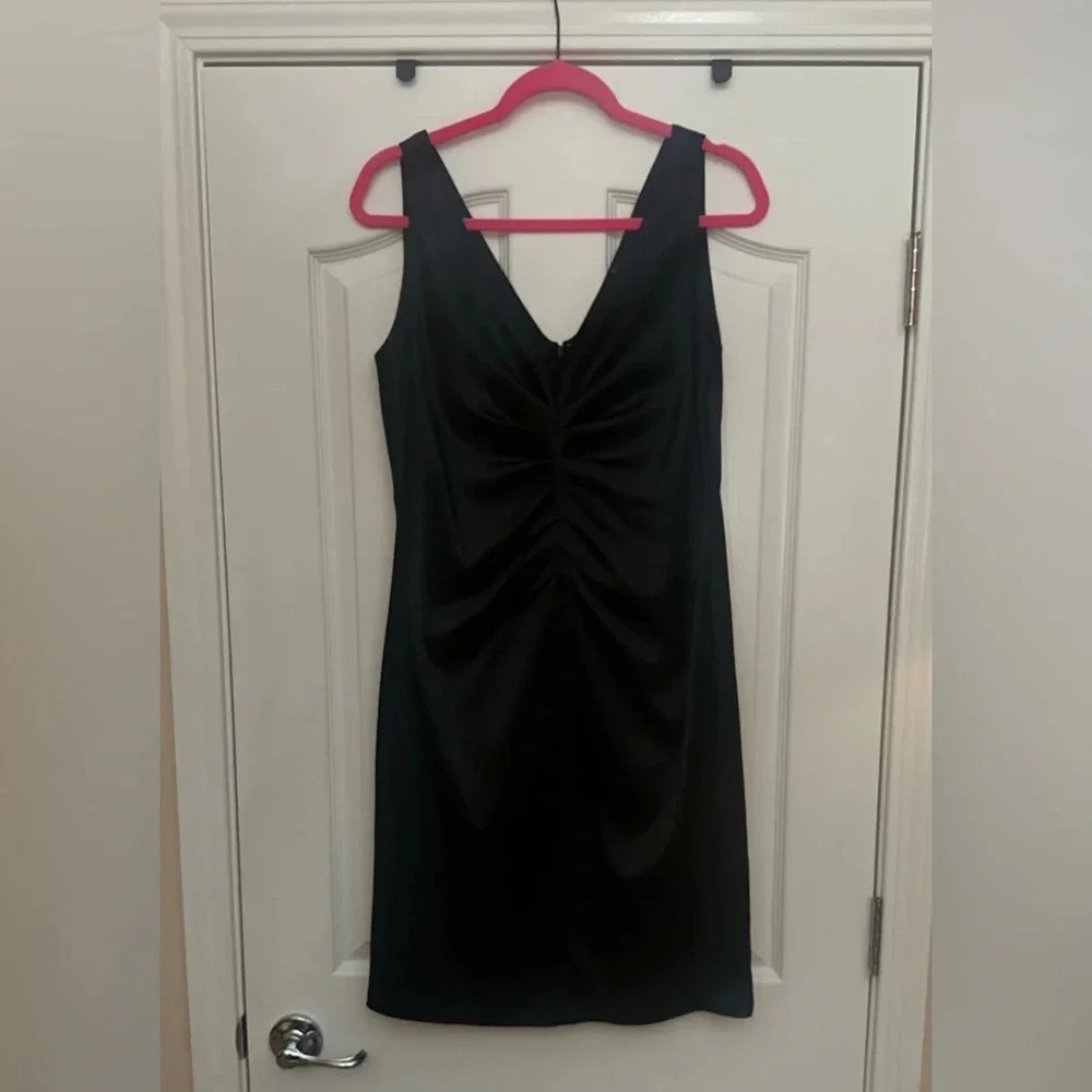 NWOT-  TAHARI Black Sleeveless Ruched Back Zip Up Stretchy Lined Dress. Size 10.